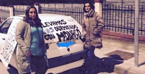 Isabel Rodríguez, izquierda, e Isabel Pintado, derecha, las dos mujeres que mantienen una protesta frente a la casa del presidente de la Junta de Extremadura, José Antonio Monago.