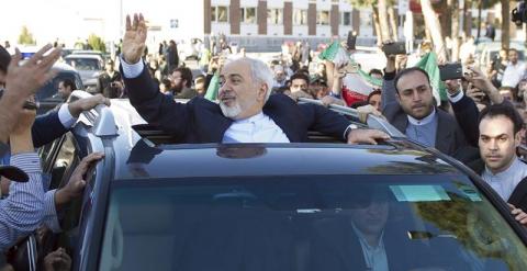 El ministro iraní de Exteriores, Mohamad Yavad Zarif, saluda a sus simpatizantes a su llegada a Teherán (Irán) hoy, viernes 3 de abril de 2015. Zarif regresó a primera hora de hoy a Teherán, donde fue recibido con aplausos por numerosos ciudadanos, junto