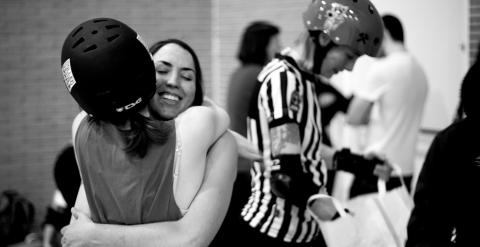 Almudena, expatriada en Londres, se abraza con una de sus compañeras de Roller Derby Madrid.-  CHRISTIAN GONZÁLEZ