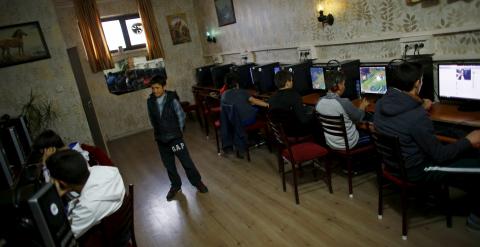 Varias personas delante de los ordenadores en un Internet-café en Ankara (Turquía). REUTERS/Umit Bektas