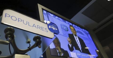 Vista de uno de los monitores instalados en la sala de prensa de la sede del PP desde donde los periodistas han seguido la intervención de Mariano Rajoy en la reunión de la Junta Directiva Nacional. EFE/Javier Lizón