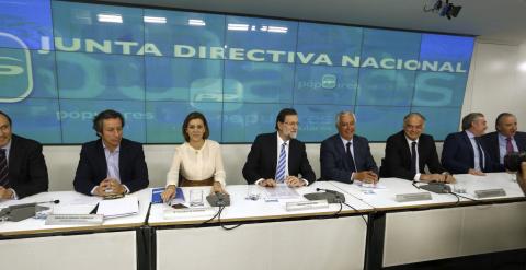 El presidente del Gobierno, Mariano Rajoy, en el centro, durante la reunión de la Junta Directiva Nacional del PP. EFE/Javier Lizón