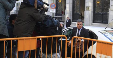 El exconsejero de Empleo de la Junta de Andalucía José Antonio Viera, a su llegada al Tribunal Supremo para abrir el 'desfile' de aforados que declararán por el caso de ERE en los próximos días, entre ellos los expresidentes andaluces Manuel Chaves y José