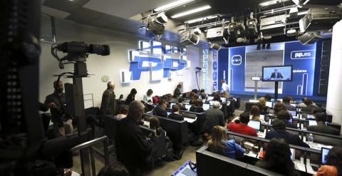 Vista general de la sala de prensa de la sede del Partido Popular desde donde los periodistas han seguido la intervención del presidente del Partido Popular y del Gobierno, Mariano Rajoy. / EFE