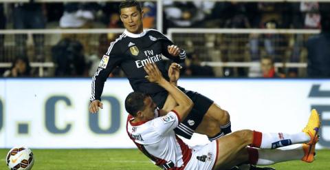 El delantero portugués del Real Madrid, Cristiano Ronaldo (arrriba), cae ante el defensa del Rayo Vallecano, Amaya. /EFE