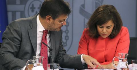 La vicepresidenta del Gobierno, Soraya Sáenz de Santamaría, y el ministro de Justicia, Rafael Catalá, durante la rueda de prensa posterior a la reunión del Consejo de Ministros. EFE/Ballesteros