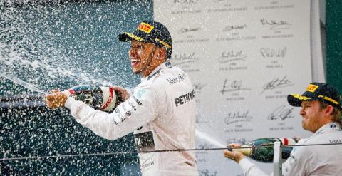 Hamilton y Rosberg celebran su doblete en China. / DIEGO AZUBEL (EFE)