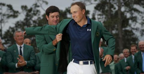 Bubba Watson le pone la chaqueta verde de campeón del Masters de Augusta a Jordan Spieth. /REUTERS