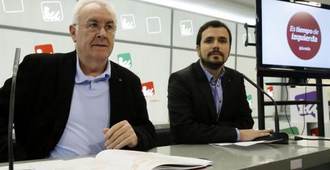 El coordinador federal de IU, Cayo Lara, y el candidato a la Presidencia del Gobierno, Alberto Garzón, durante la rueda de prensa de este lunes. /EFE