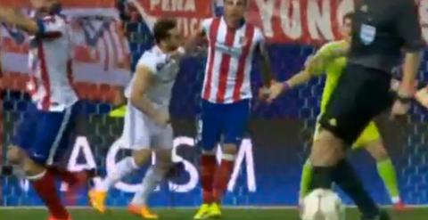 Momento del supuesto mordisco de Carvajal a Mandzukic.