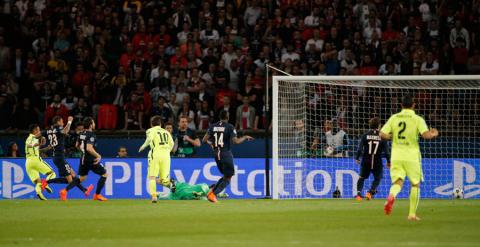 Neymar, en el momento en que marca el gol. Reuters / Christian Hartmann
