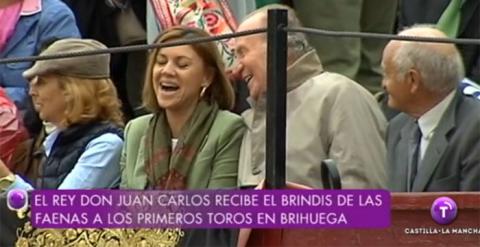 María Dolores de Cospedal y el rey Juan Carlos en una corrida de toreros en una imagen extraída del informativo del domingo de RTVCM