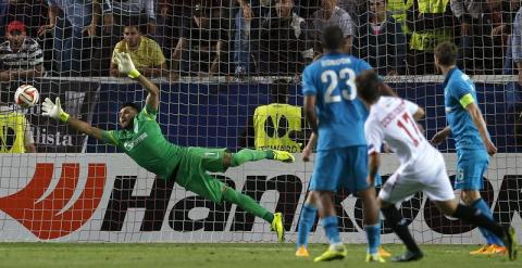 El jugador del Sevilla Denis Suárez (2-d) marca el segundo gol ante el Zenit. /EFE