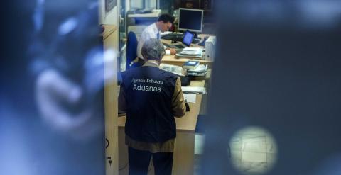 Una gente de aduanas en el registro del despacho de Rodrigo Rato. REUTERS/Andrea Comas