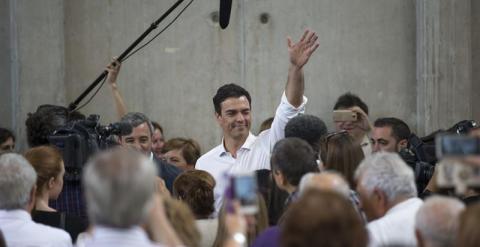 El secretario general del PSOE, Pedro Sanchez (c), saluda a su llegada al polideportivo Can Drago del distrito barcelonés de Nou Barris para celebrar una asamblea abierta. EFE/Alejandro García