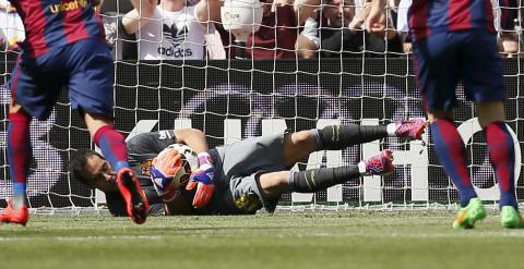 El portero del Barça Claudio Bravo detiene el penalty lanzado por Dani Parejo en el partido contra el Valencia en el  Camp Nou. REUTERS/Albert Gea