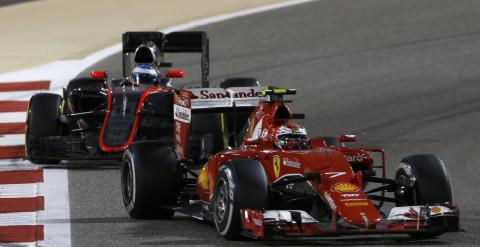 Kimi Raikkonen (Ferrari) pasa a Fernando Alonso (McLaren) durante la carrera de Formula 1 en el circuito de  Baréin. REUTERS/Ahmed Jadallah