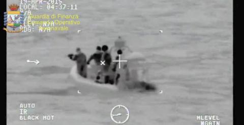 Una imagen proporcionada por la guardia costera italiana del rescate de los supervivientes del hundimiento del pesquero. / EFE