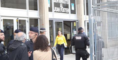 Efectivos de la Policía Nacional a las puertas del Instituto Joan Fuster. EFE