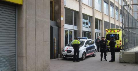 Mossos d'Esquadra a las puertas del instituto Joan Fuster de Barcelona.