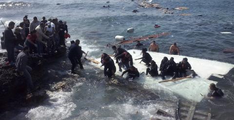 Inmigrantes indocumentados llegan a la playa de Zefyros en Rodas (Grecia) hoy, lunes 20 de abril de 2015. /Loukas Mastis(EFE)