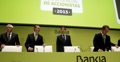 El presidente de Bankia, Jose Ignacio Goirigolzarri, con el consejero delegado, José Sevilla, y otros consejeros, antes del inicio de la junta de accionistas de la entidad. REUTERS/Heino Kalis