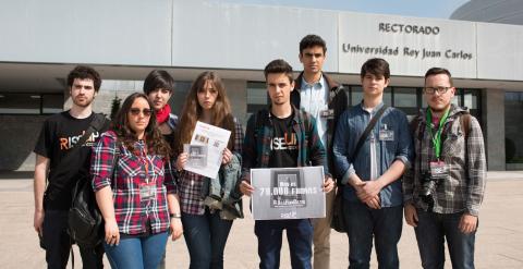 Miembros de la asociación estudiantil Rise Up acuden al rectorado de la Univerisdad Rey Juan Carlos para entregar las firmas. Foto: Asociación Rise Up