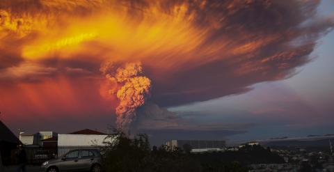 Vista de la erupción del volcán Calbuco desde la localidad de Puerto Montt. /REUTERS