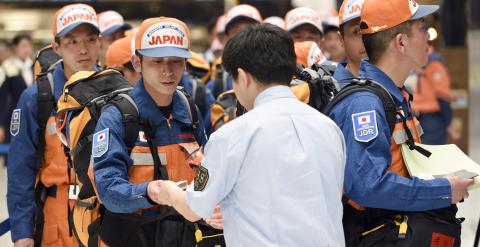 Los miembros de un equipo de rescate japonés pone rumbo a Nepal en una entrada de salidas del aeropuerto internacional de Narita en Narita, al este de Tokio, Japón.- EFE / EPA / FRANCK ROBICHON