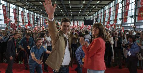 El secretario general del PSOE, Pedro Sánchez, acompañado de la líder del PSE, Idoia Mendia, saluda a su llegada a la Fiesta de la Rosa del Partido Socialista de Euskadi, este domingo en Durango (Bizkaia)./ EFE/Miguel Toña