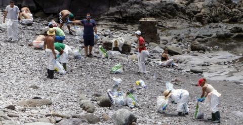 Un grupo de voluntarios limpia las playa de La Cantera, en Gran Canaria. EFE