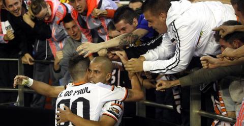 Los jugadores del Valencia, el argelino Sofiane Feghouli (d) y el argentino Rodrigo Javier de Paul, celebran el tercer gol del equipo valencianista. /EFE