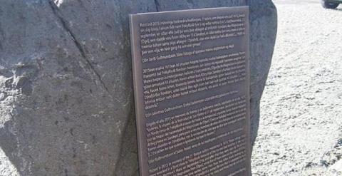 Placa colocada en memoria de los 32 balleneros guipuzcoanos asesinados en 1615 en Islandia. (ÓLAFUR ENGILBERTSSON, ICELAND REVIEW)