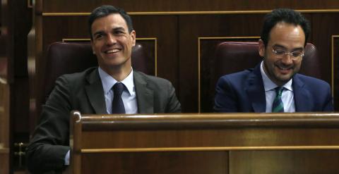 El líder del PSOE, Pedro Sánchez, y el portavoz parlamentario socialista, Antonio Hernando, durante la sesión de control al Gobierno, en el Congreso. EFE/Juan Carlos Hidalgo