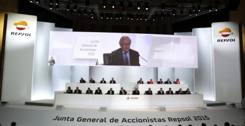 El secretario general y del Consejo de Administración de Repsol, Luis Suárez de Lezo, durante su intervención en la junta general de accionstas de la compañía. EFE/Víctor Lerena