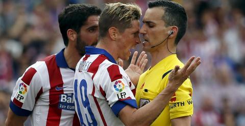 Fernando Torres se encara con el árbitro en un momento del partido.- REUTERS