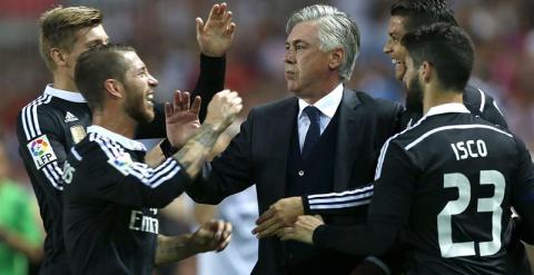 El entrenador italiano del Real Madrid, Carlo Ancelotti (3d), celebra con sus jugadores el tercer gol del equipo madridista, durante el encuentro correspondiente a la trigésima quinta jornada de liga en Primera División, que disputan esta tarde frente al