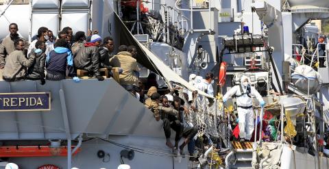 Inmigrantes subsaharianos en un navÍo de auxilio italiano en una imagen de archivo. REUTERS