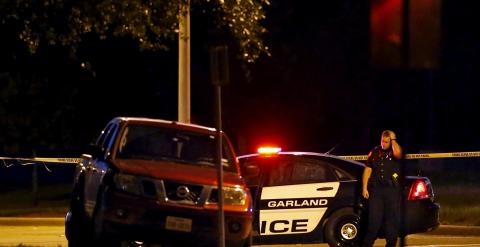 Un policía cerca del vehículo en el cual llegaron los dos hombres abatidos. REUTERS/Mike Stone