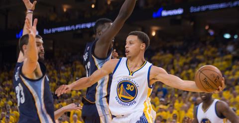 Stephen Curry da un pase ante Marc Gasol. /REUTERS