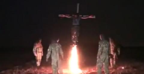 Captura del vídeo difundido en el que supuestos miembros del batallón neonazi Azov del Ejército ucraniano crucifican y queman vivo a un rebelde prorruso.