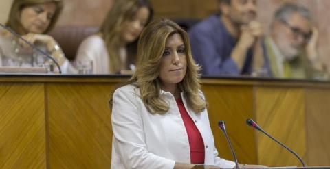 La presidenta de la Junta de Andalucía en funciones, Susana Díaz, mira a la bancada del PP durante su intervención en el Pleno del Parlamento andaluz en Sevilla. /EFE