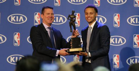 Curry recibe el premio al MVP de la temporada. REUTERS