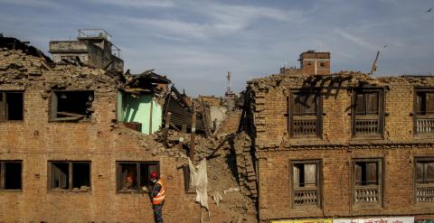 El Gobierno nepalí ha declarado crisis nacional y ha establecido un fondo de 500 millones de rupias nepalíes (casi 4,52 millones de euros) para la reconstrucción de las infraestructuras dañadas. El terremoto es el más grave sufrido por Nepal desde el regi