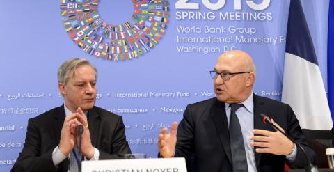 El gobernador del Banco de Francia, Christian Noyer, con el ministro de Finanzas galo, Michel Sapin, en Washington, en la última reunión del FMI. REUTERS/Mike Theiler