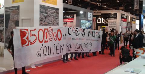 Manifestantes de la PAH protestando en el Salón Inmobiliario Internacional de Madrid / A.I