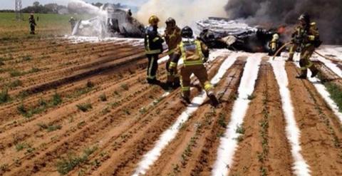 Bomberos de Sevilla trabajan en la extinción del fuego tras el accidente de un Airbus A-400M. /B.S.