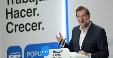 El presidente del Gobierno, Mariano Rajoy, durante su intervención al comienzo del mitin hoy la Laguna, que ha tenido que ser suspendido. EFE/Cristóbal García