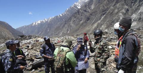 Varios soldados nepalís inspeccionando los destrozos provocados por el terremoto que asoló Nepal. EFE/Prabin Pokhrel