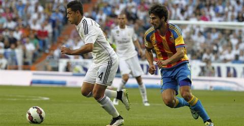 Chicharito y André Gomes, durante el Real Madrid-Valencia del sábado. EFE/Víctor Lerena